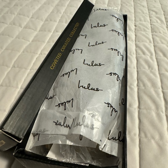 *BRAND NEW* Lulus Suede Flats - Picture 2 of 5